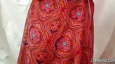 indian aunty saree changeing in room