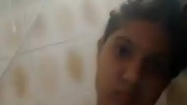 Bathing horny Indian girl MMS