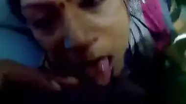 Sex Indian blowjob mms in train bathroom