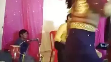 boob show while dancing