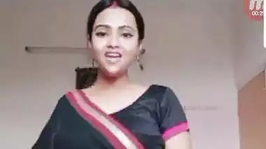 sexy hot girl big deep round navel in saree