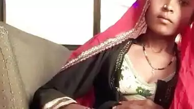 सेक्सी बंजारन लड़की की चूत में खिलोने का लंड