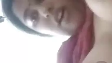 Hot Desi bhabhi showing
