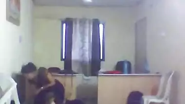 सरकारी दफ्तर में साड़ी उठा पर्सनल असिस्टेंट के लोड़े पर बैठ चुदती महिला अधिकारी
