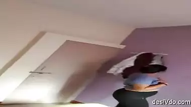 Cheating bhabhi getting ready for fucking