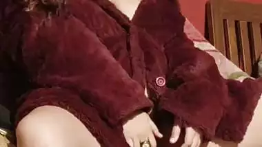 Maroon woolen overcoat viral Indian girl nude pussy