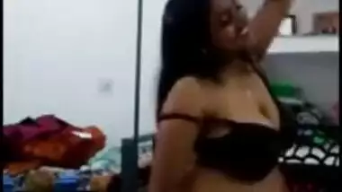 BUSTY INDIAN GIRL DANCING IN BRA PANTY