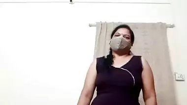 Desi Marathi aunty sexy dance on webcam show