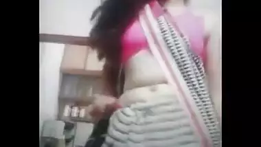 Cute bubbly college girl Anuradha hot navel show.