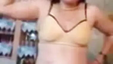 नगमा बेगम सलवार कमीज उतारकर हुई नंगी