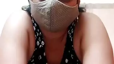 Desi Marathi aunty does sexy dance for the camera