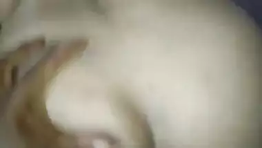 दोस्त की माँ को खेत में चोदने के बाद घर जाकर गांड मारी Indian Mom XXX Sex
