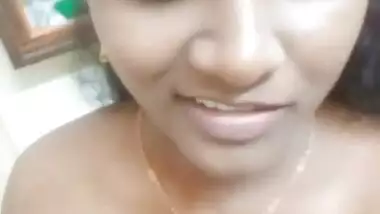 Tamil Girl Shows Her Boobs