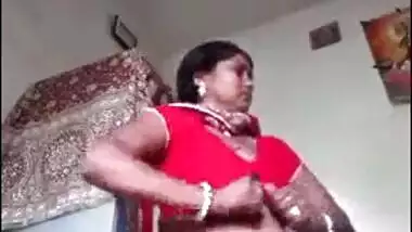 Bhabhi SHowing Her Boobs