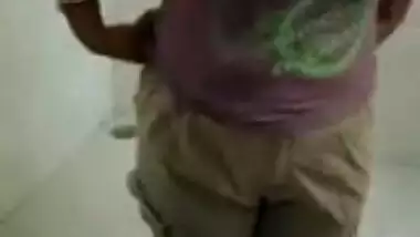 पडोसी आंटी के खरबूजे दबाये