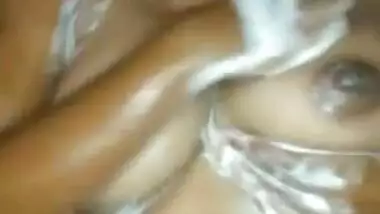 चुचि मालिश सेक्सी इंडियन गफ़ की