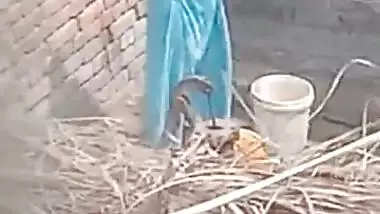 Indian Aunty outdoor Bathing