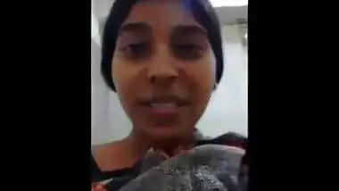 Desi aunty recorded her topless body on cam