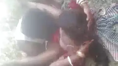 गांव वाली भाभी की खुले में चुदाई करते देहाती लड़कों का झुंड