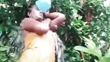 Village bhabhi outdoor bathing vdo