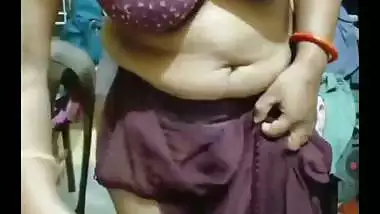 Milf strips and shows her naked body in the Tamil sex video