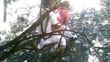 खुले में चुदाई करते इंडियन कपल को चुपके से फिल्माया