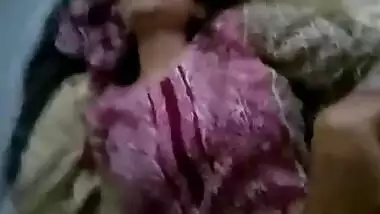 बॉयफ्रेंड के साथ पहली बार सेक्स करती गर्लफ्रेंड को हुई तकलीफ