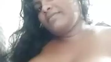 Desi Girl Shows her Big Boobs