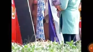 खुले में कपड़े बदलती औरत को चुपके से फिल्माया