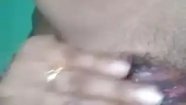 Desi girl fingering in her wet pussy