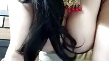 Hot Bhabhi shiny showing her boobs Kya mast boobs Hai