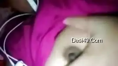 Today Exclusive- Desi Girl Showing Her Boobs