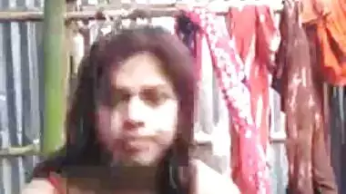 खुले बाथरूम में नंगा वीडियो बनाती लड़की