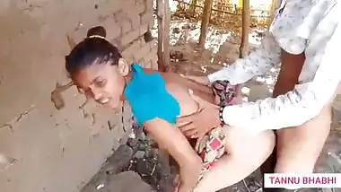 Indian Desi Bhabhi Ko Khet me lejakar ghodi bnakar ki mast chudai