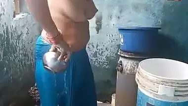 Desi Aunty Nude Bath Clip