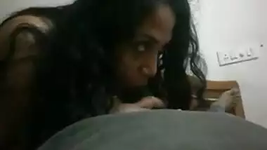 Desi Aunty sucking hindu boss for saving her job