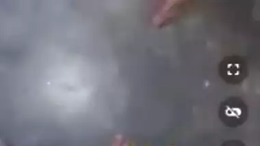 गाँव की सेक्सी भाभी की लाइव चुदाई वीडियो