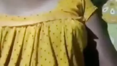 देसी हाउस वाइफ कि गुलाबी चूत में लम्बा लंड