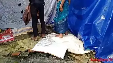 कापरे धोते हुए भाभी को चोदा खुले मे