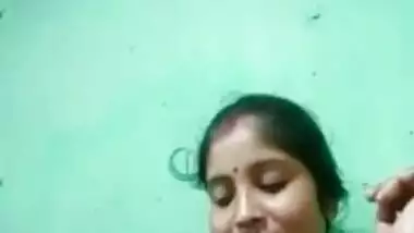 Desi Village Bhabhi Shows her Boobs Part 1