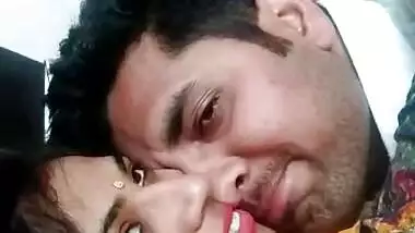 हस्बैंड वाइफ का हॉट फ्रेंच किस