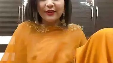 Sexy Girl in Salwar showing her Boobs