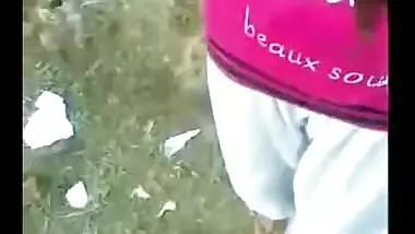 Bangla girl’s outdoor boob show clip