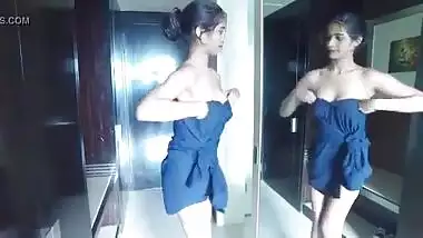 Topless Poonam Pandey teaching a new fashion