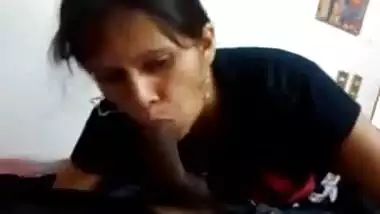 pakistani mature giving blowjob