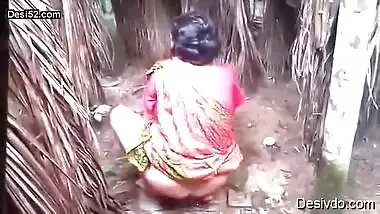 Desi village bhabi sexy pee