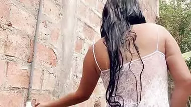 Desi hot sexy girl bathing outdoor