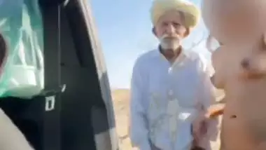 Rajasthani tau viral sex video with nude desi girl in car