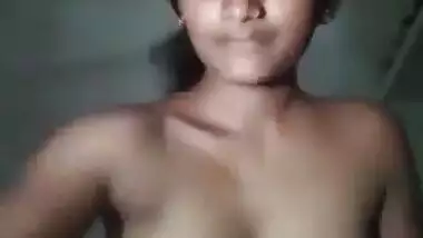 Sexy Indian teen housewife revealing her nude body parts