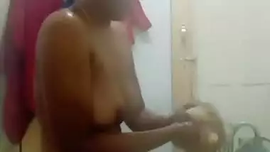 Tamil Sexy Girl Bathing Vdo